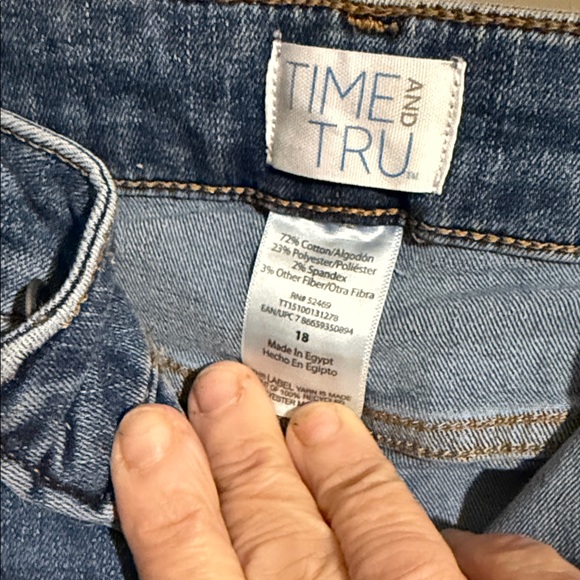 Time and Tru Mid-Wash Cropped Jeans - Picture 3 of 6